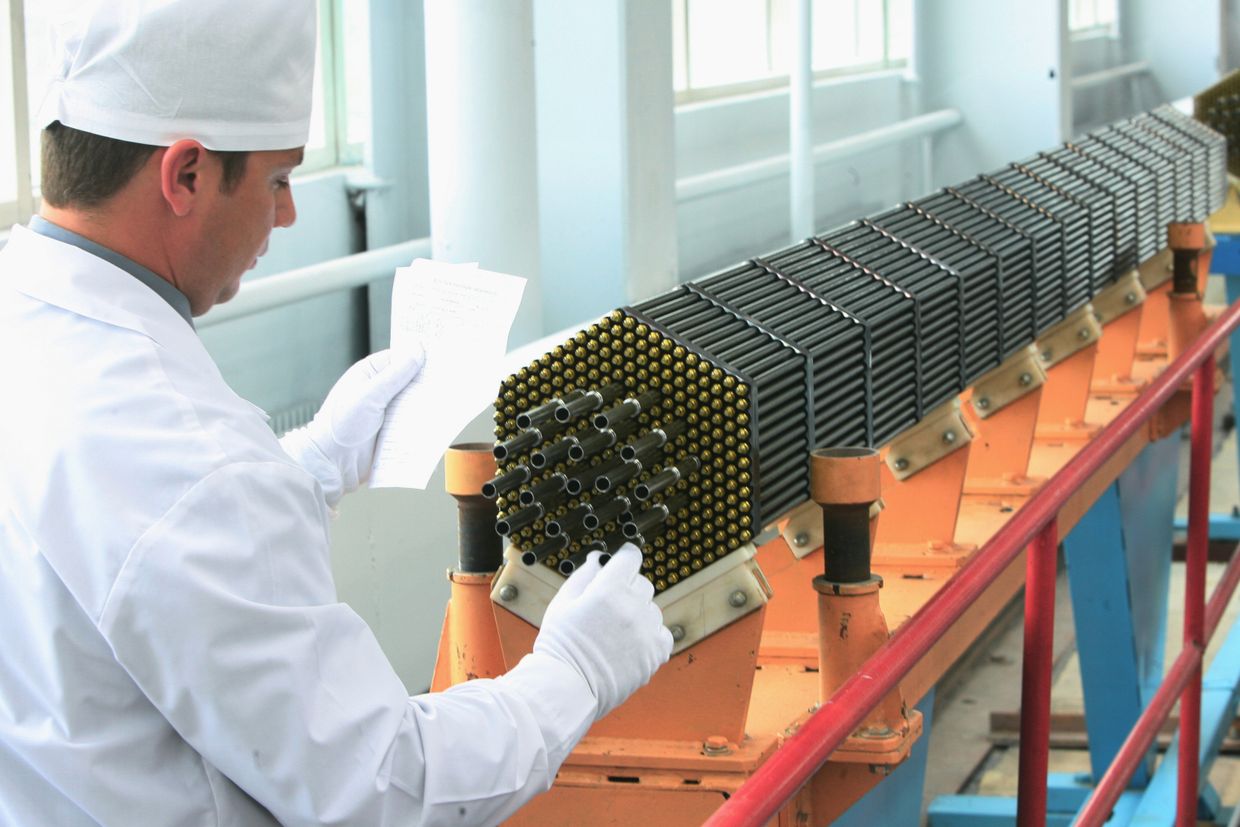 Топливная кассета атомного реактора на Новосибирском заводе химических концентратов