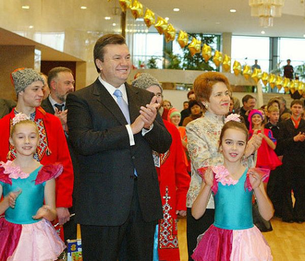 Виктор и Людмила Янукович в детском доме