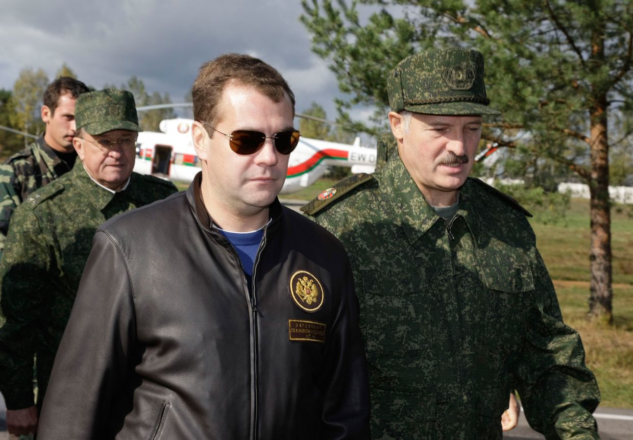 Президент РФ Дмитрий Медведев и президент Белоруссии Александр Лукашенко на полигоне Обуз-Лесновский в Брестской области