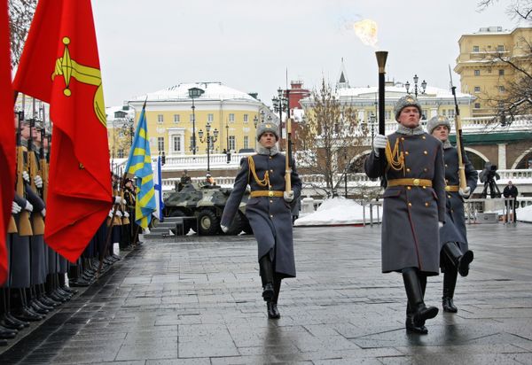 Церемония возвращения Вечного огня в Александровский сад