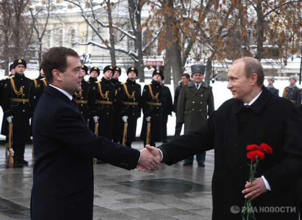 Президент РФ Д.Медведев и премьер-министр В.Путин на церемонии возвращения Вечного огня в Александровский сад