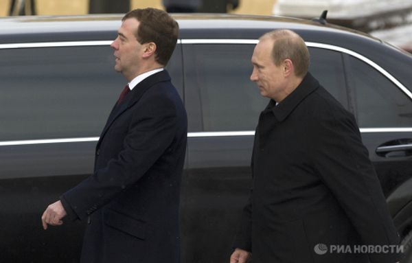 Президент РФ Д.Медведев и премьер-министр В.Путин на церемонии возвращения Вечного огня в Александровский сад
