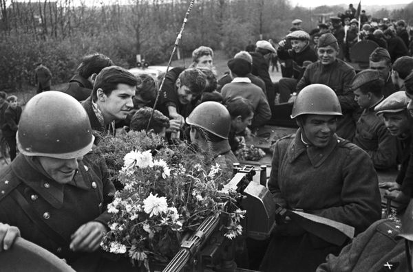 Советские войска, возвращающиеся из Чехословакии Советские войска, возвращающиеся из Чехословакии