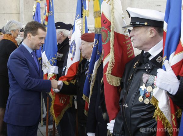 Президент РФ Д.Медведев возложил венок к Могиле Неизвестного солдата в Париже