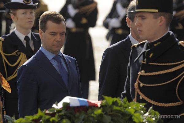 Президент РФ Д.Медведев возложил венок к Могиле Неизвестного солдата в Париже