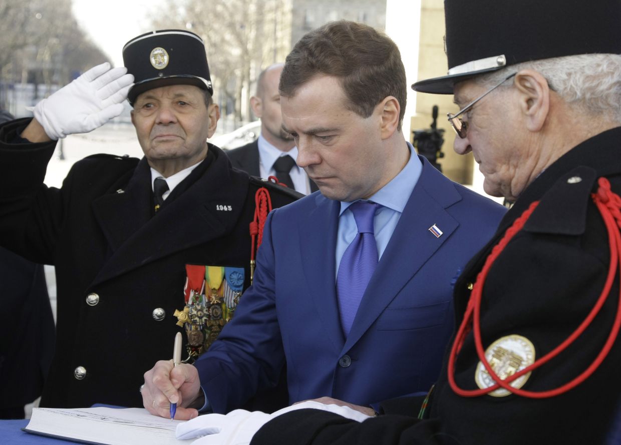Президент РФ Д.Медведев возложил венок к Могиле Неизвестного солдата в Париже