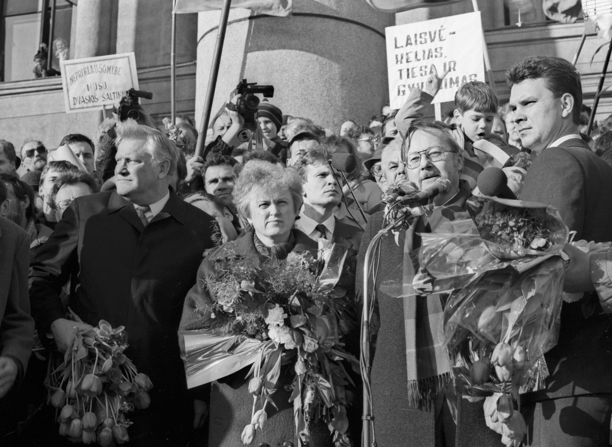 Витаутас Ландсбергис, Казимера Прунскине и Альгирдас Бразаускас на митинге в поддержку восстановления независимости Литвы