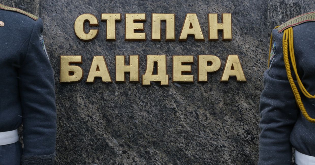 Церемония возложения цветов от областной и городской власти к памятнику Степану Бандере