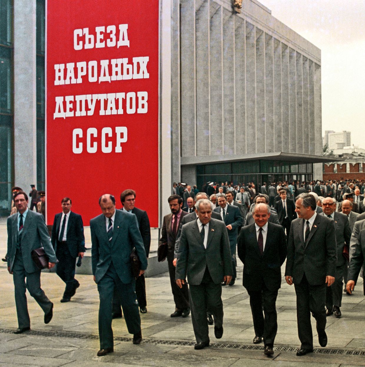 А.Лукьянов, М.Горбачев и Н.Рыжков после заседания съезда народных депутатов СССР А.Лукьянов, М.Горбачев и Н.Рыжков после заседания съезда народных депутатов СССР