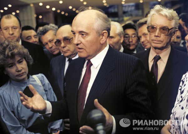 М. С. Горбачев, А. Н. Яковлев и В. А. Медведев на съезде народных депутатов