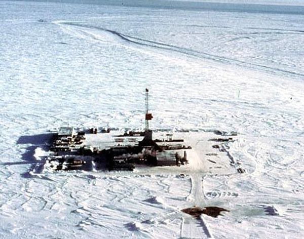 нефтяная вышка в арктике