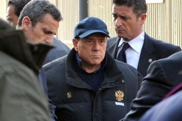 Сильвио Берлускони в куртке, подаренной Владимиром Путиным
