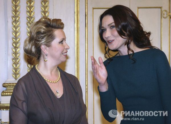 Супруги президентов Светлана Медведева и Карла Бруни-Саркози на торжественном обеде в Елисейском дворце