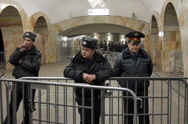 Милиция на станции метро Кузнецкий мост   