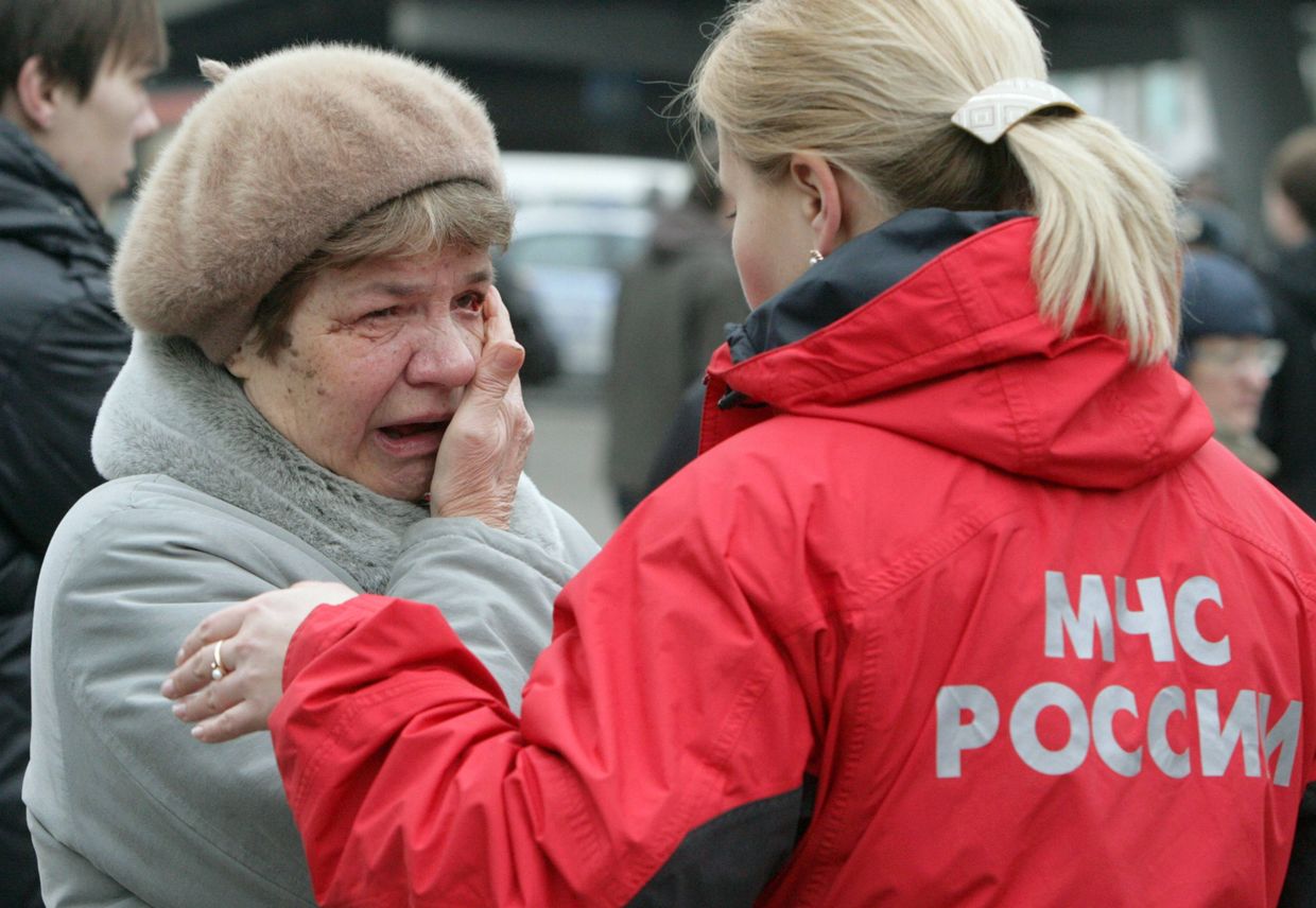 Родственники пострадавших от зрыва в метро Парк Культуры