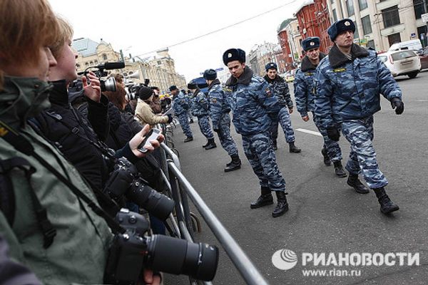 У входа на станции метро выстроено оцепление.