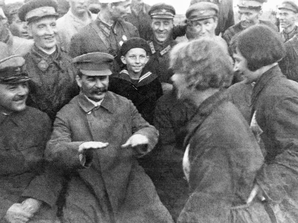 Сталин и Ворошилов беседуют с лётчиками и парашютистами