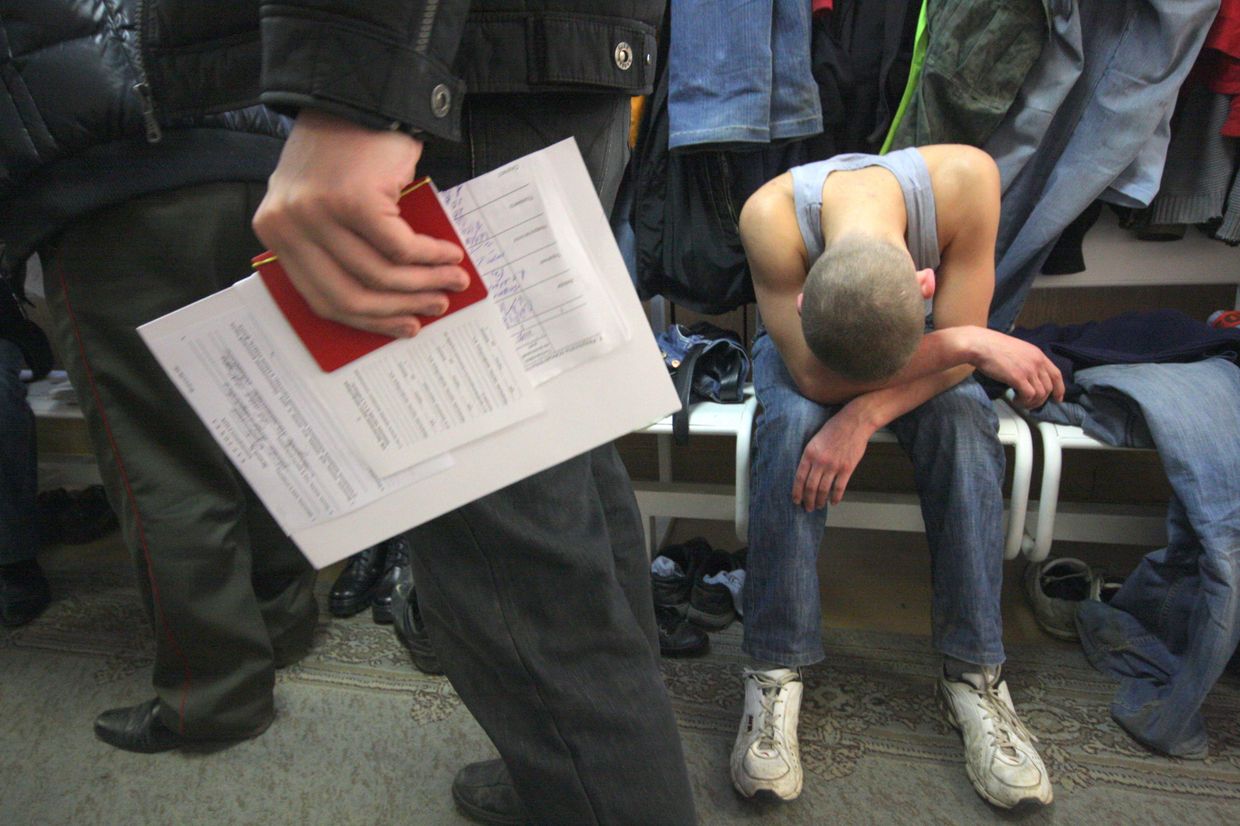 Призывник в сборном призывном пункте