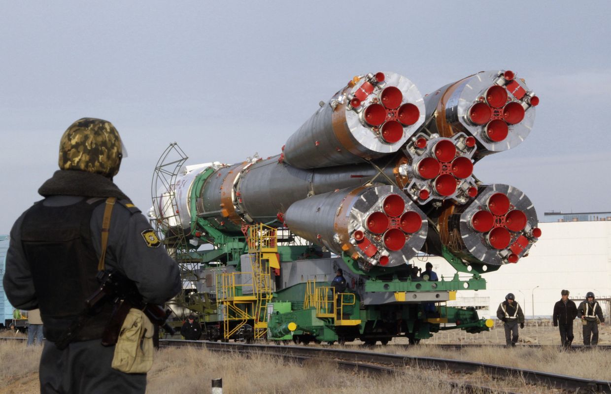 Космический корабль Союз TMA-18 транспартируют на аэродром Байконур