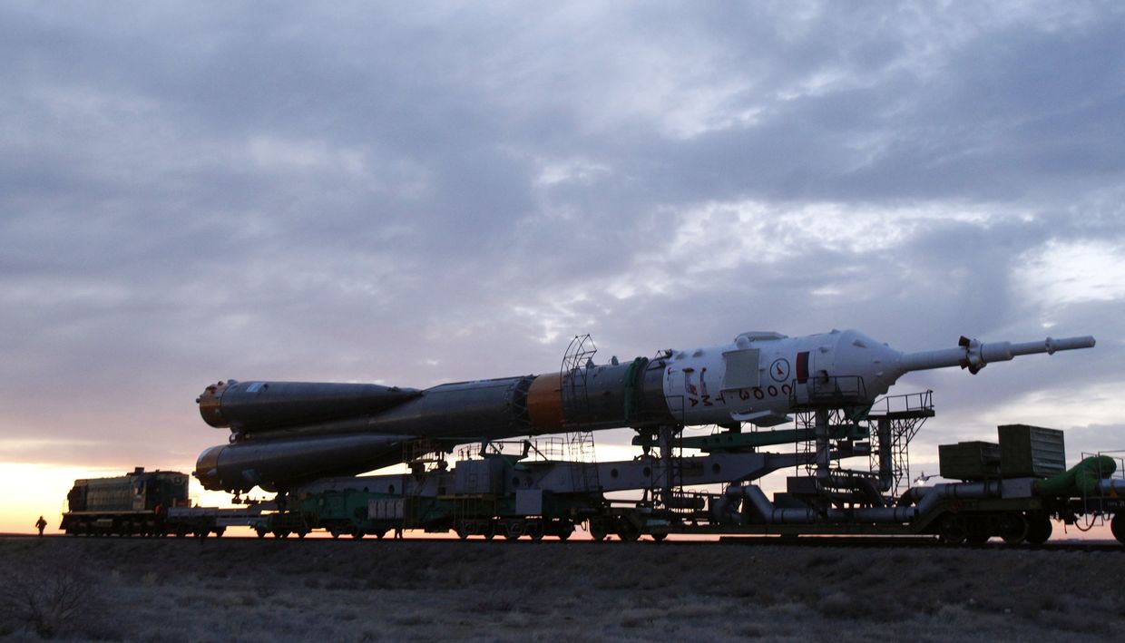Космический корабль Союз TMA-18 транспартируют на аэродром Байконур