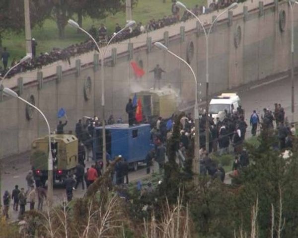 Правоохранительные органы пресекают акции оппозиции в Бишкеке