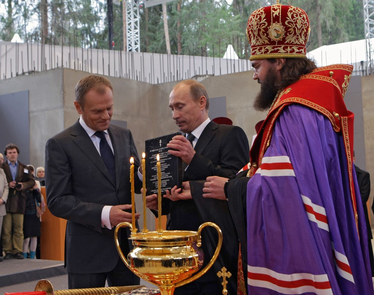 Премьер-министр РФ Владимир Путин посетил мемориальный комплекс Катынь