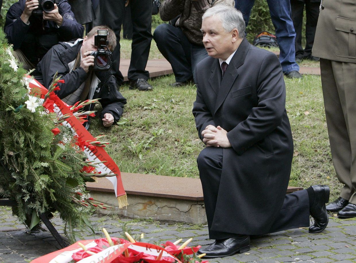 Президент Польши Лех Качиньский во время посещения мемориального комплекса Катынь