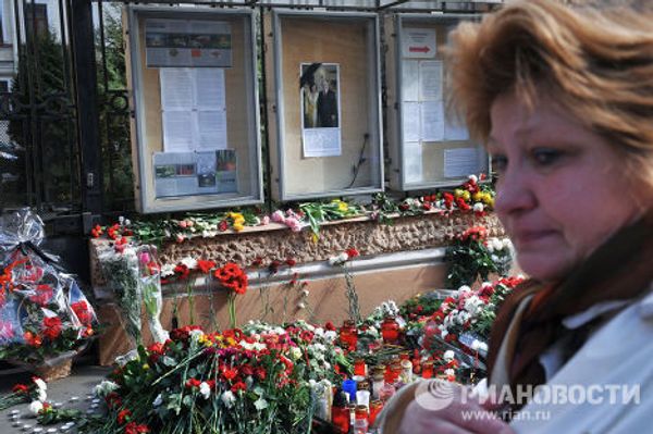 Соболезнования россиян у посольства Польши в Санкт-Петербурге