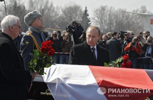 Премьер-министр РФ Владимир Путин на церемонии прощания с президентом Польши, погибшим в авиакатастрофе