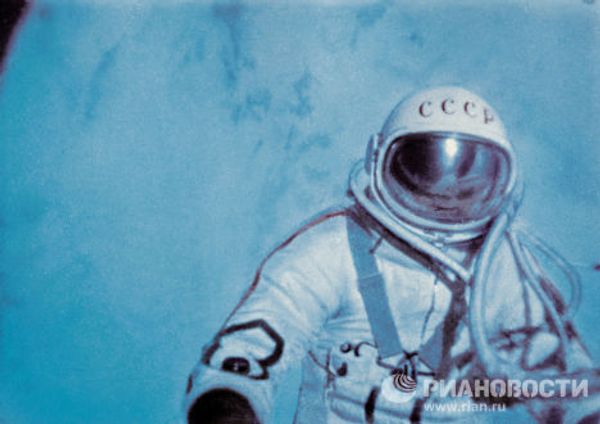 А.Леонов в открытом космосе