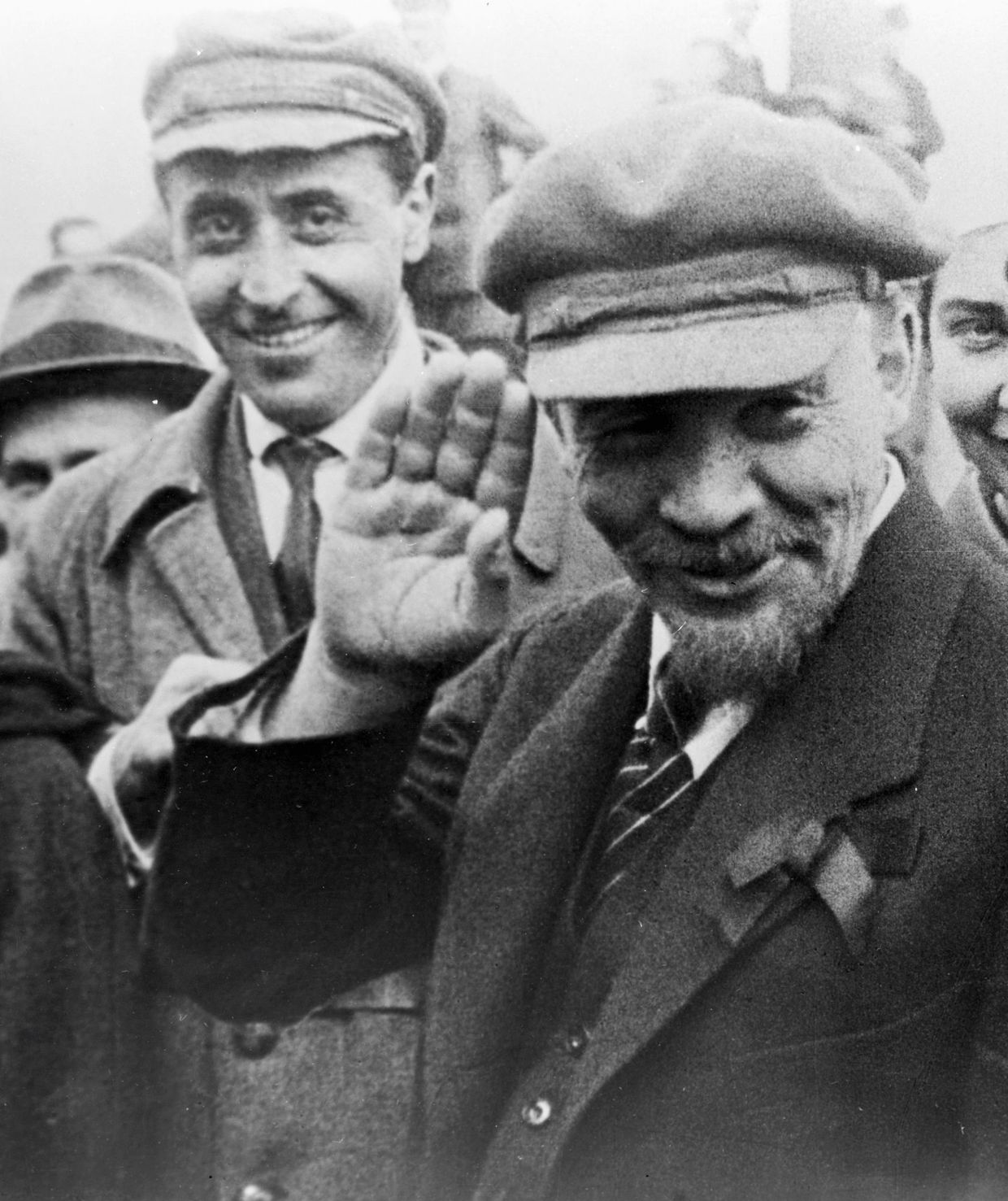 Ленин во время закладки памятника