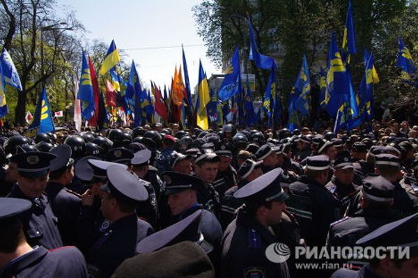 Митинг сторонников и противников соглашения по Черноморскому флоту у здания Верховной Рады Украины