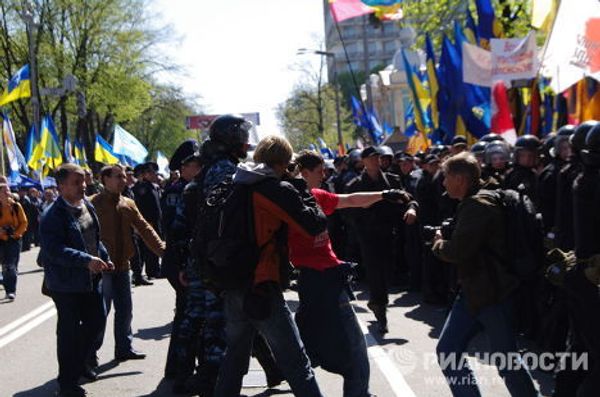 Митинг сторонников и противников соглашения по Черноморскому флоту у здания Верховной Рады Украины