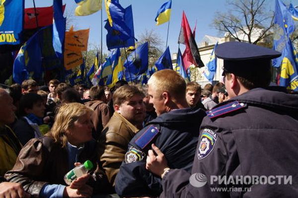Митинг сторонников и противников соглашения по Черноморскому флоту у здания Верховной Рады Украины