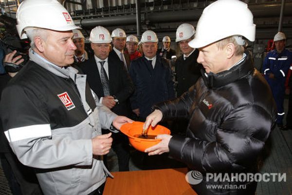 Премьер-министр РФ Владимир Путин посетил стационарную нефтяную платформу ОАО ЛУКОЙЛ