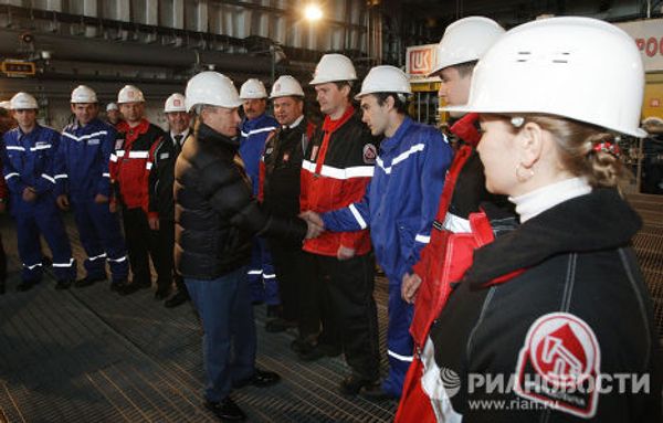 Премьер-министр РФ Владимир Путин посетил стационарную нефтяную платформу ОАО ЛУКОЙЛ