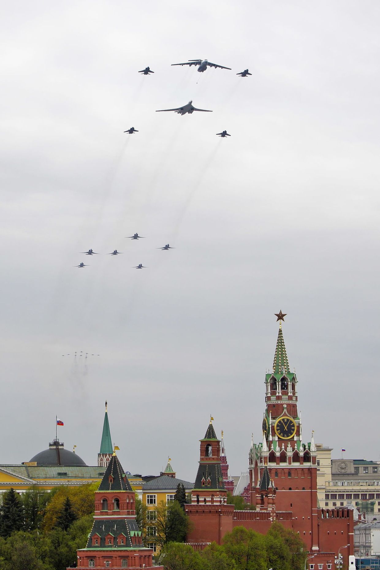 Пролет военной авиации над Красной площадью в преддверии Парада Победы