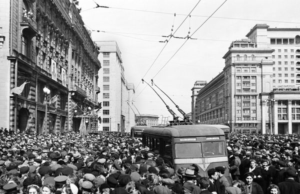 Около американского посольства на Моховой в Москве