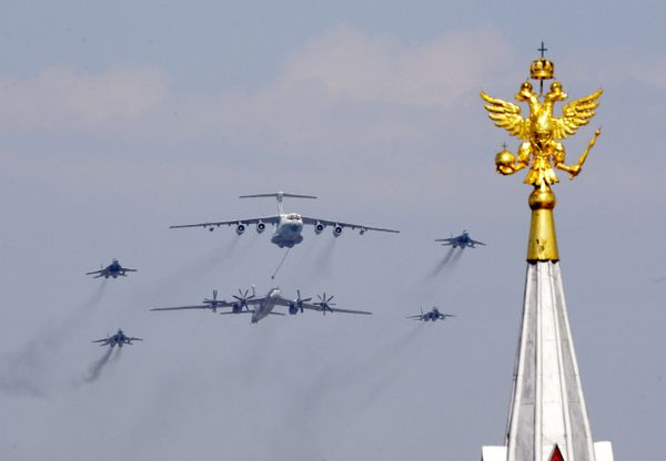 Военный парад, посвященный 65-летию Победы в Великой Отечественной войне