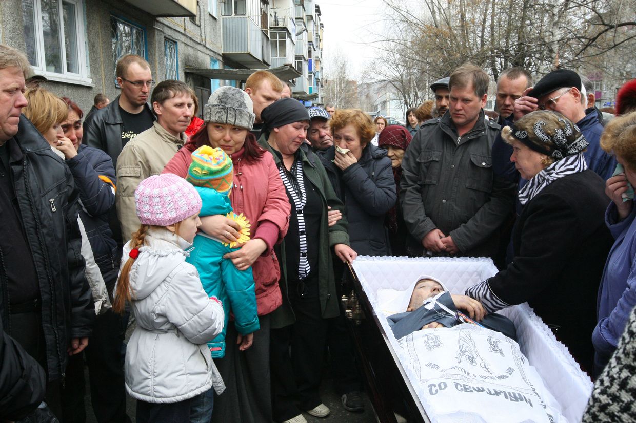 Похороны горняков, погибших во время взрывов на шахте Распадская