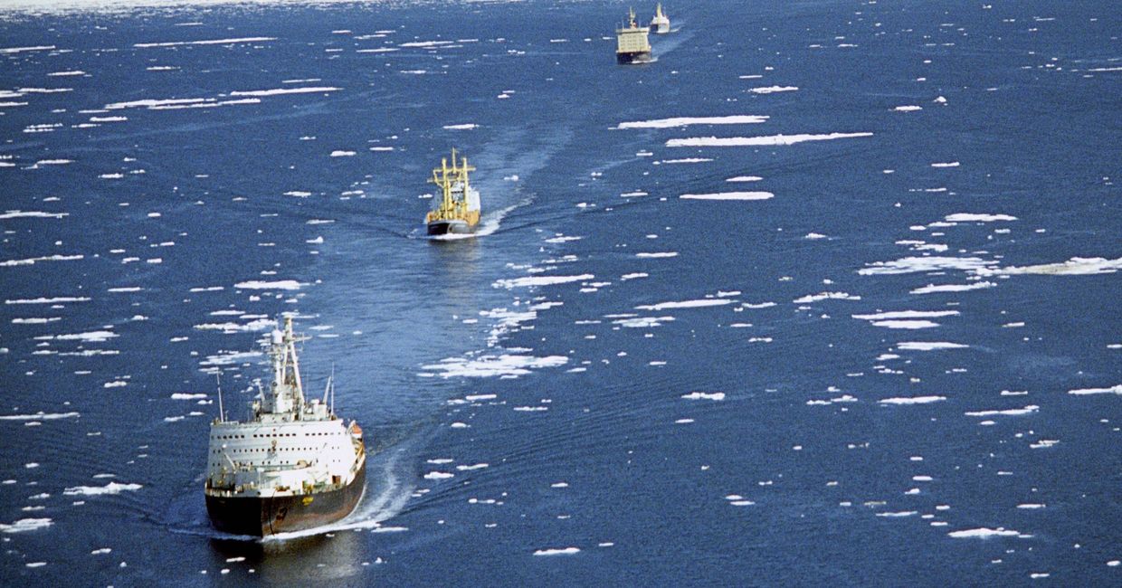 Караван судов на трассе Северного морского пути