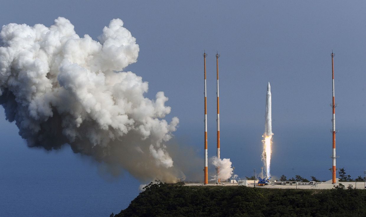 Корейская ракета-носитель космического назначения I (KSLV-I) взорвалась через несколько секунд полета