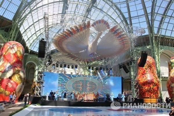 Гигантские матрешки на Российской национальной выставке в сфере технологий и инноваций в Париже