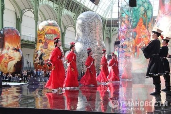 Гигантские матрешки на Российской национальной выставке в сфере технологий и инноваций в Париже