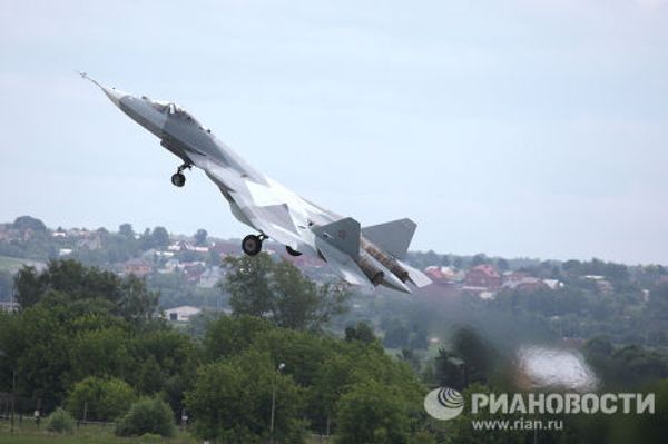 Испытания нового боевого самолета пятого поколения Т-50 разработки компании Сухой