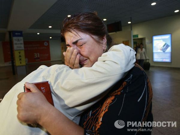 Прибытие бортом МЧС беженцев из Киргизии