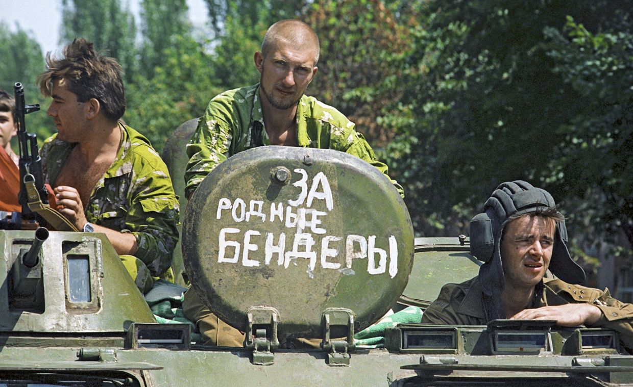 Участники народного ополчения Бендер патрулируют дорогу