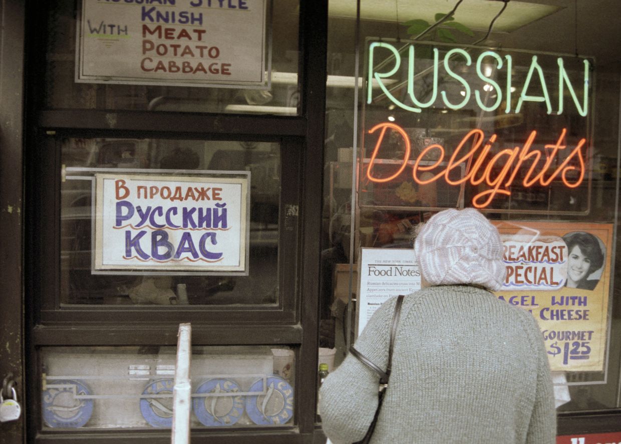 Русская эмигрантка у витрин Брайтона