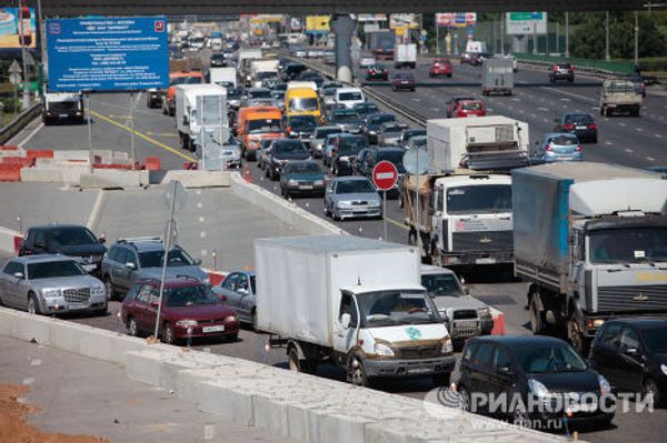 Затруднено движение на Ленинградском шоссе в связи с ремонтными работами на путепроводе Октябрьской железной дороги
