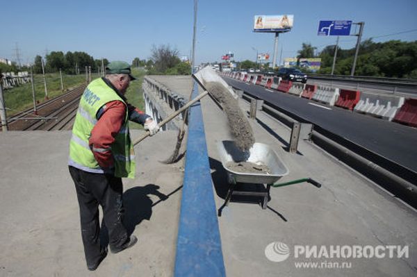Затруднено движение на Ленинградском шоссе в связи с ремонтными работами на путепроводе Октябрьской железной дороги